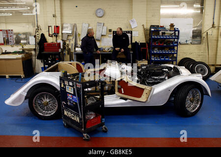 Ein generisches Bild von Arbeitern, die an einem Morgan in der Morgan Car-Fabrik in Malvern, Worcestershire, zum Mittagessen anhalten. Stockfoto