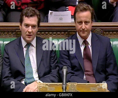 Der konservative Parteichef David Cameron (rechts) und der Schattenkanzler George Osborne im Londoner Unterhaus, während Premierminister Gordon Brown über seine G20-Treffen am Wochenende berichtete. Stockfoto