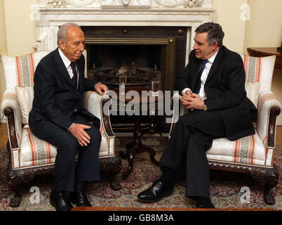 Der britische Premierminister Gordon Brown (rechts) spricht mit dem israelischen Präsidenten Shimon Peres in der Downing Street 10, London. Stockfoto