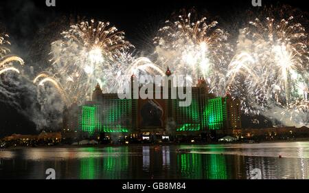 Das größte Feuerwerk der Welt wird im Atlantis Hotel während seiner Launch Party im Palm Jumeirah in Dubai gezeigt. Stockfoto