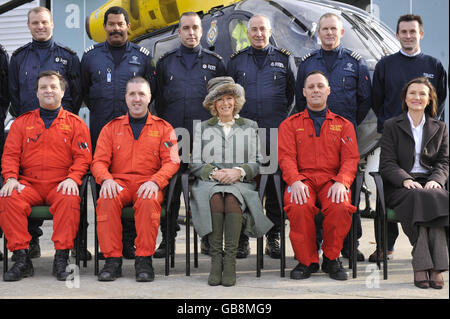 Die Herzogin von Cornwall (Mitte) posiert für ein Teambild mit dem Wiltshire Air Ambulance Service, Devizes Wiltshire, wo ihr die Ausrüstung des Hubschraubers und die tägliche Arbeit des Flight Operations Room gezeigt wird. Stockfoto
