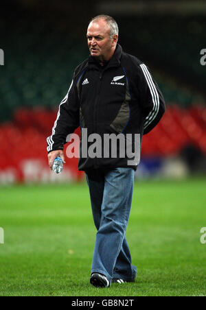 Neuseeländischer Trainer Graham Henry während einer Trainingseinheit im Millennium Stadium, Cardiff. Stockfoto