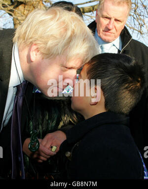 Der Bürgermeister von London Boris Johnson, links, wird von Tira Burrous, 7 Jahre alt, mit einem Hongi begrüßt, nachdem er dem Bürgermeister einen Pounamu, einen neuseeländischen Anhänger aus grünem Stein, vor dem größten Rugby-Ball der Welt in London überreicht hat. Stockfoto