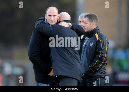 Der ehemalige Londoner Wespenspieler Lawrence Dallaglio umarmt den Verteidigungstrainer Shaun Edwards Stockfoto