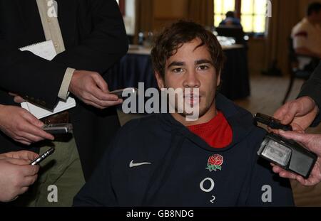 Rugby Union - England Pressekonferenz und Trainingssitzung - Pennyhill Park. England und London Wesps' Fly-Half Danny Cipriani wird von Pressemitgliedern während der Pressekonferenz interviewt Stockfoto