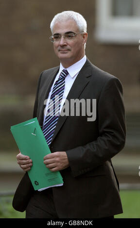 Pre-Budget-Bericht. Der Schatzkanzler Alistair Darling kommt in der Downing Street in London an. Stockfoto