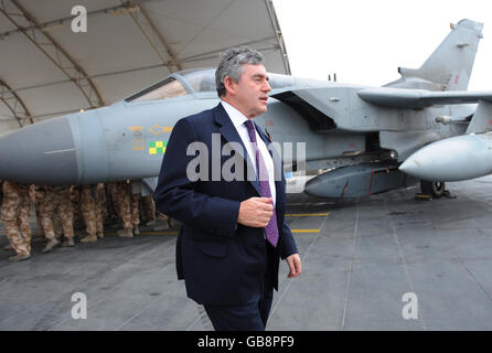 Premierminister Gordon Brown kommt heute an einem RAF-Tornado auf dem Flugstützpunkt Al Udeid in Katar vorbei, wo er mit britischen Streitkräften zusammentraf. Stockfoto