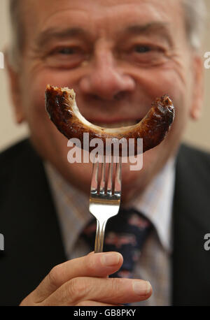 Der ehemalige Cricket-Schiedsrichter Dickie Bird nimmt an der Beurteilung der Londoner Hitze des Wettbewerbs "Britain's Landmark Bangers" im S&M Cafe, Shoreditch, London, Teil. Stockfoto