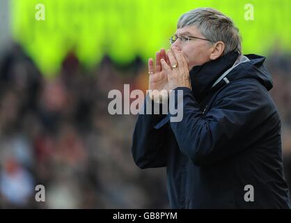 Arsenals Assistant Manager Pat Reis auf der Touchline. Stockfoto