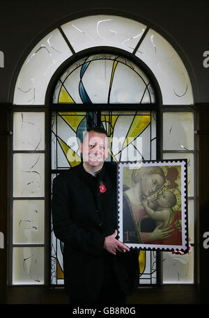 Reverend David Gilmore von der St. Anne's Church im Zentrum von Soho in London hält eine gesprengte Marke der 1. Klasse mit der Madonna of Demut von Lippo di Dalmasio, die Teil der Weihnachtsstempelserie der Royal Mail ist. Stockfoto