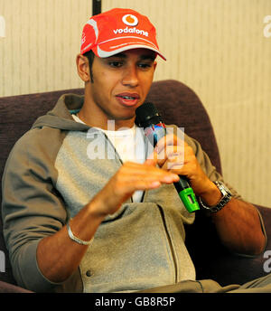 Der kürzlich zum Formel-1-Fahrer-Weltmeister gekürte McLaren Mercedes Lewis Hamilton aus Großbritannien während der Pressekonferenz im Hilton Hotel in Sao Paulo, Brasilien. Stockfoto