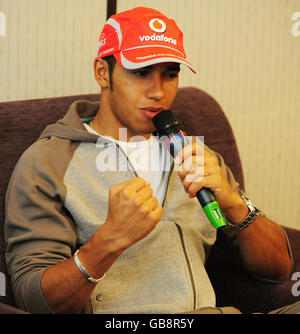 Der kürzlich zum Formel-1-Fahrer-Weltmeister gekürte McLaren Mercedes Lewis Hamilton aus Großbritannien während der Pressekonferenz im Hilton Hotel in Sao Paulo, Brasilien. Stockfoto