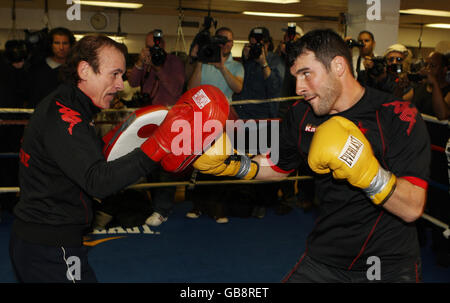 Joe Calzaghe trainiert mit seinem Vater Enzo (links) während einer Trainingseinheit im Kingsway Gym New York, USA. Stockfoto