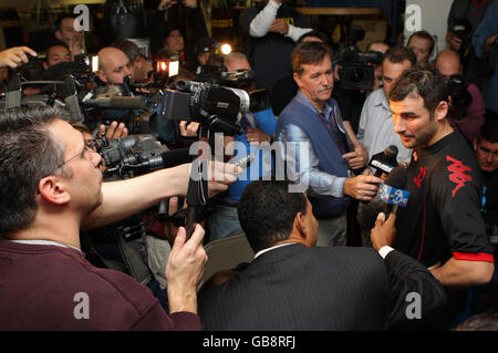 Boxen - Joe Calzaghe Trainieren - Kingsway Gym - New York. Joe Calzaghe wird von den Medien während einer Trainingseinheit im Kingsway Gym New York, USA, interviewt. Stockfoto