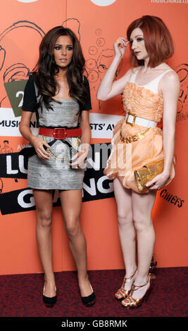 Cheryl Cole und Nicola Roberts kommen beim Music Industry Trusts' Award 2008 im Grosvenor Hotel, Park Lane im Zentrum von London an. Stockfoto