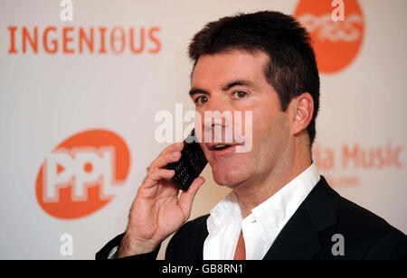 Simon Cowell kommt beim Music Industry Trusts' Award 2008 im Grosvenor Hotel, Park Lane im Zentrum von London an. Stockfoto