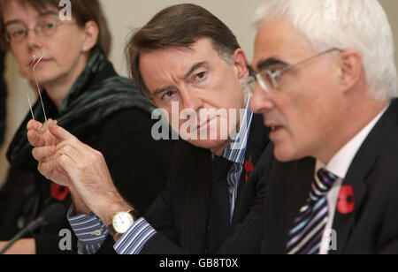 Wirtschaftsminister Lord Mandelson (Mitte) hört zu, wie Schatzkanzler Alistair Darling auf der ersten Sitzung des regionalen Wirtschaftsrates, Westminster, London, spricht. Stockfoto