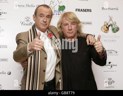 Francis Rossi (links) und Rick Parfitt von Status Quo bei der Veröffentlichung ihres Albums 'Pictures:40 Years of Hits' mit einer Auktion zugunsten des Prince's Trust, in Bonhams, New Bond Street, im Zentrum von London. Stockfoto