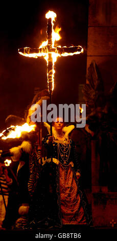 Die Parade der Lewes Bonfire Society durch Lewes in East Sussex im Rahmen ihrer Lagerfeuer-Nachtfeiern. Stockfoto