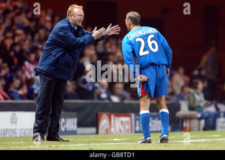 Fußball - UEFA Champions League - Gruppe E - Rangers gegen Manchester United. Alex McLeish, Manager der Rangers, gibt Peter Lovenkrands Anweisungen Stockfoto