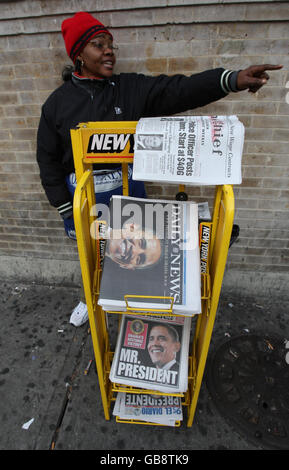 Eine Amerikanerin in Harlem, New York, verkauft am Morgen nach der Wahl von Präsident Barack Obama Zeitungen. Stockfoto