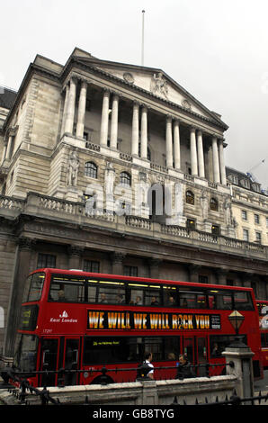 Ein Bus fährt an der Bank of England in London vorbei, die heute die Zinssätze um 1.5% gesenkt hat, in ihrem bisher dramatischsten Versuch, eine Wirtschaft am Rande der Rezession zu retten. Stockfoto