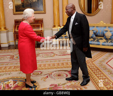 Die britische Königin Elizabeth II. Empfängt den Hochkommissar für Barbados Hugh Arthur im Buckingham Palace in London. Stockfoto