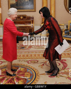 Die britische Königin Elizabeth II. Empfängt die Botschafterin der Republik Moldau Natalia Solcan im Buckingham Palace in London. Stockfoto