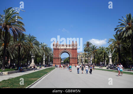 BARCELONA, Spanien - 2. August 2015: Barcelona Arc de Triomf an einem heißen Sommertag am Ende des Parc De La Ciutadella Stockfoto