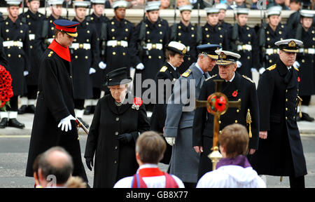 (Von links nach rechts) die britische Königin Elizabeth II., Prinz William, die Prinzessin Royal, der Prinz von Wales, der Herzog von Edinburgh und der Herzog von York während eines Gedenkgottesdienstes und einer Parade in Whitehall, London. Stockfoto