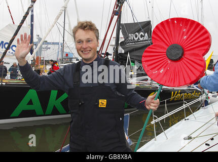 Der britische Solosegler Steve White posiert am Remembrance Sunday kurz vor dem Start des prestigeträchtigen Vendee Globe-Rennens in Les Sables d'Olonne, Frankreich, mit einem riesigen Mohn. Stockfoto