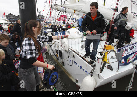 Die Kinder des britischen Solo-Seemanns Steve White helfen dabei, die Werkzeuge seines Bootes Toe im Wasser kurz vor dem Start des prestigeträchtigen Vendee Globe-Rennens in Les Sables d'Olonne, Frankreich, zu entfernen. Stockfoto