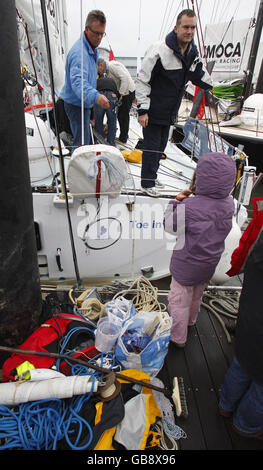 Die Crew des britischen Solo-Seemanns Steve White hat kurz vor dem Start des prestigeträchtigen Vendee Globe-Rennens in Les Sables d'Olonne, Frankreich, die Werkzeuge von seinem Boot Toe im Wasser entfernt. Stockfoto