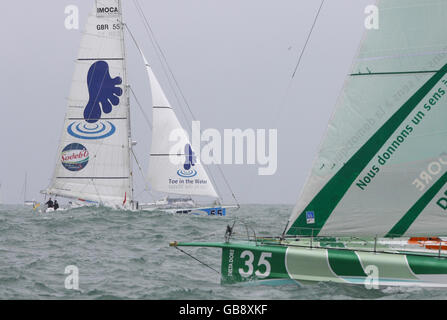 Der britische Alleinsegler Steve White an Bord seines Bootes Toe in the Water beim Start des prestigeträchtigen Vendee Globe-Rennens in Les Sables d'Olonne, Frankreich. Stockfoto