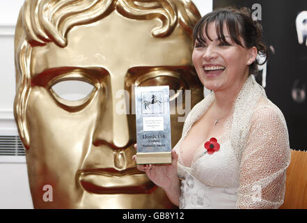 Lorraine Kelly mit ihrer Auszeichnung für die beliebteste schottische Moderatorin bei der Verleihung der BAFTA Scotland Awards in den City Halls, Glasgow. Stockfoto