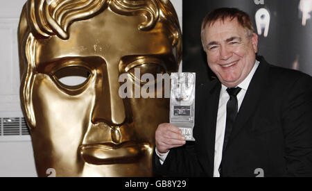 Brian Cox mit seiner Auszeichnung für die beste Schauspielperformance im Film bei der Verleihung der BAFTA Scotland Awards in den City Halls, Glasgow. Stockfoto