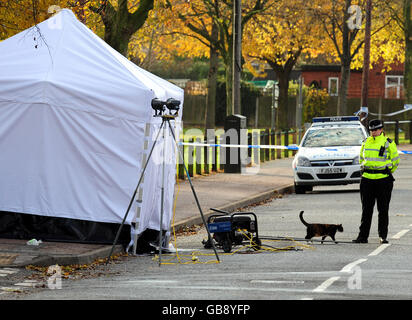 Ein forensisches Zelt am Tatort in der Caxton Street in Derby, nachdem ein 15-jähriger Junge erschossen wurde. Stockfoto