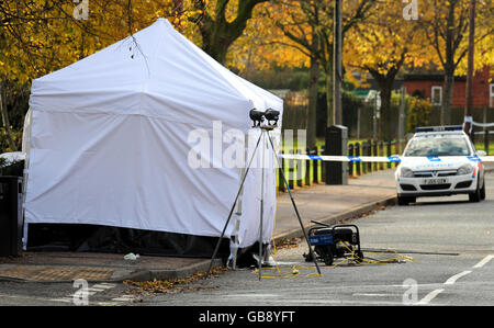 Teenager, der in Derby gedreht wurde. Ein forensisches Zelt am Tatort in der Caxton Street in Derby, nachdem ein 15-jähriger Junge getötet wurde. Stockfoto