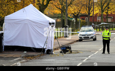 Ein forensisches Zelt am Tatort in der Caxton Street in Derby, nachdem ein 15-jähriger Junge erschossen wurde. Stockfoto