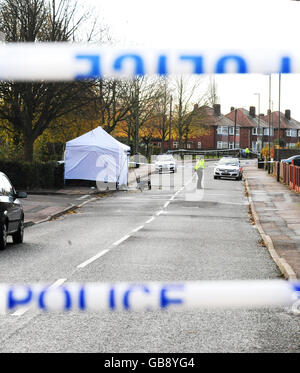 Teenager, der in Derby gedreht wurde. Ein forensisches Zelt am Tatort in der Caxton Street in Derby, nachdem ein 15-jähriger Junge getötet wurde. Stockfoto