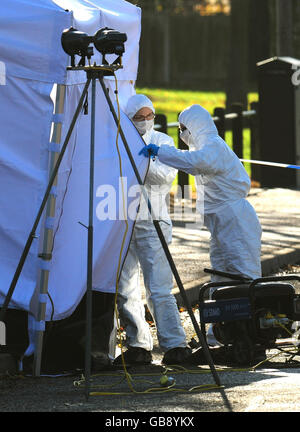 Teenager, der in Derby gedreht wurde. Forensische Beamte am Tatort in der Caxton Street in Derby, nachdem ein 15-jähriger Junge getötet wurde. Stockfoto