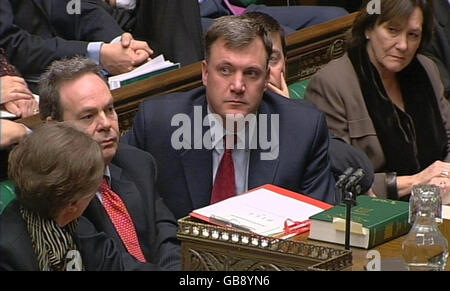 Der Staatssekretär für Kinder, Schulen und Familien, Ed Balls, bei den Fragen des Premierministers im Unterhaus in London. Stockfoto