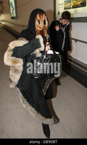 Lindsay Lohan kommt in Großbritannien an. Lindsay Lohan kommt mit Freundin Sam Ronson am Londoner Flughafen Heathrow in Großbritannien an. Stockfoto