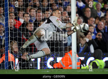 Fußball - Carling Cup - vierte Runde - Chelsea gegen Burnley - Stamford Bridge. Burnleys Torwart Brian Jensen rettet die Strafe von Chelsea's Wayne Bridge Stockfoto