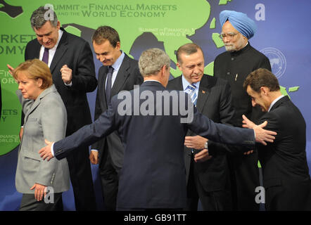 US-Präsident George Bush, Mitte, usher Führer der G20-Länder, die am Gipfel über Finanzmärkte und die Weltwirtschaft teilnehmen, von der Bühne nach dem offiziellen Gruppenfoto, während des G20-Wirtschaftskrisengipfels in Washington. Stockfoto