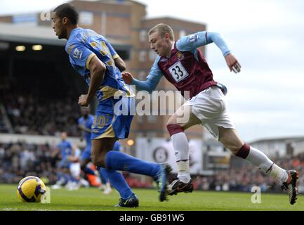 Fußball - Barclays Premier League - West Ham United / Portsmouth - Upton Park. Armand Traore von Portsmouth und Fred Sears von West Ham United (rechts) kämpfen um den Ball Stockfoto