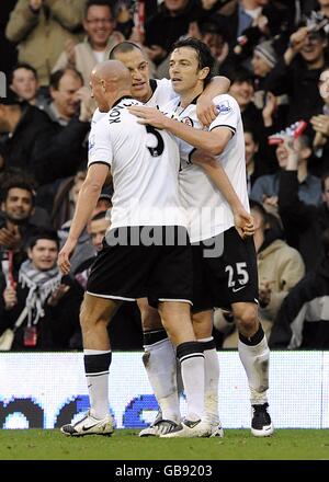 Fulhams Simon Davies (rechts) feiert mit seinen Teamkollegen Paul Konchesky (links) und Bobby Zamora, nachdem er das erste Tor des Spiels erzielt hatte. Stockfoto