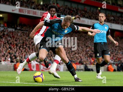 Fußball - Barclays Premier League - Arsenal / Aston Villa - Emirates Stadium. Emmanuel Adebayor von Arsenal und Martin Laursen von Aston Villa in Aktion Stockfoto