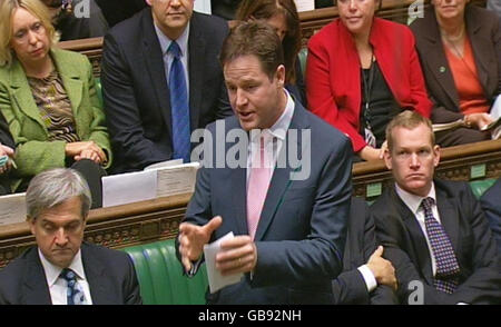 Der Vorsitzende der Liberaldemokraten Nick Clegg bei den Fragen des Premierministers im Londoner Unterhaus. Stockfoto