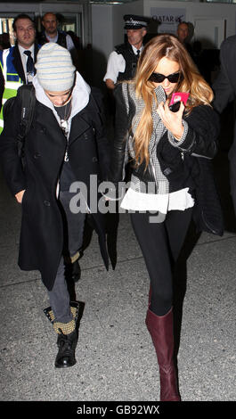 Lindsay Lohan und Sam Ronson am Flughafen Heathrow - London Stockfoto